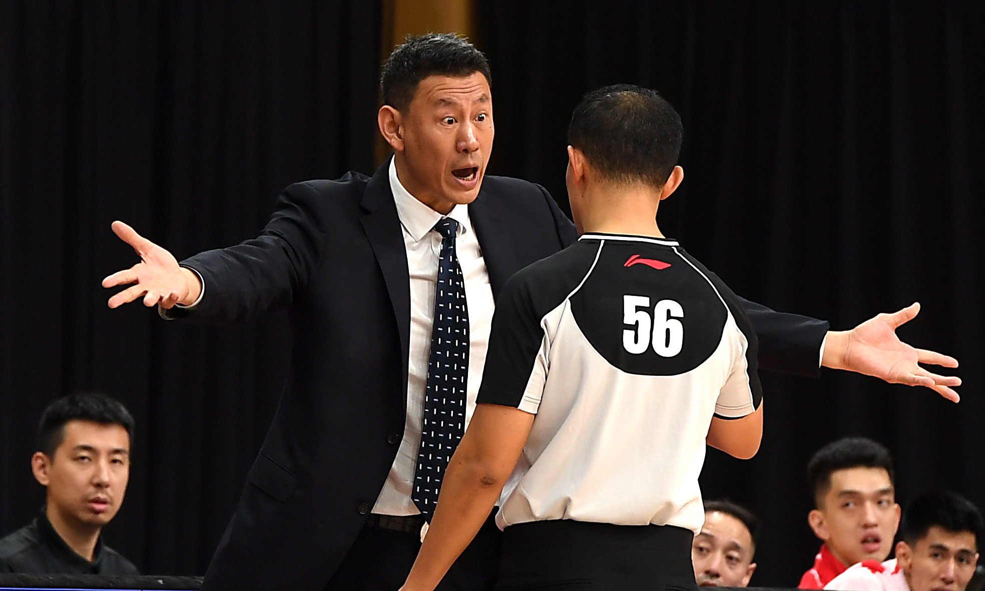 10月29日,苏州肯帝亚队主教练李楠(左)在比赛中质疑裁判判罚.