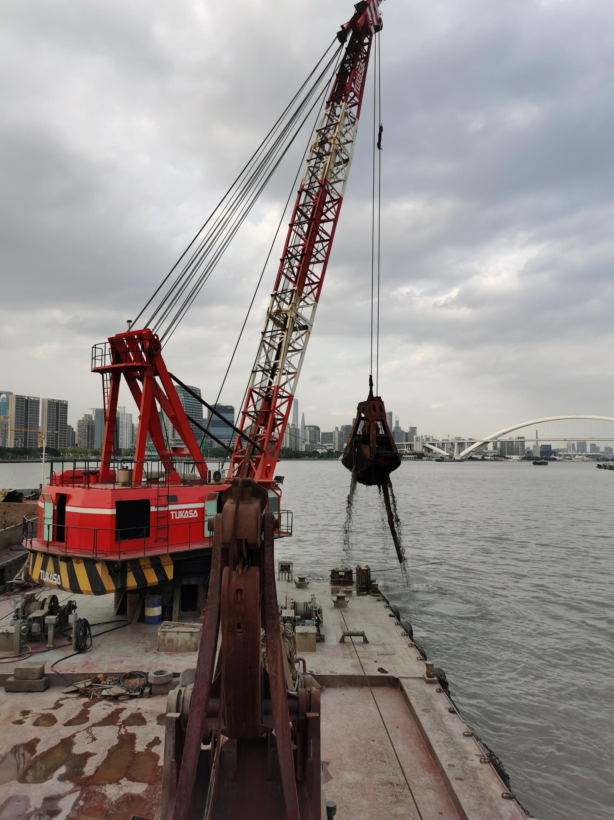 挖泥船吊着数十米高的抓斗,将江中的淤泥挖起&nbsp; 受访者供图