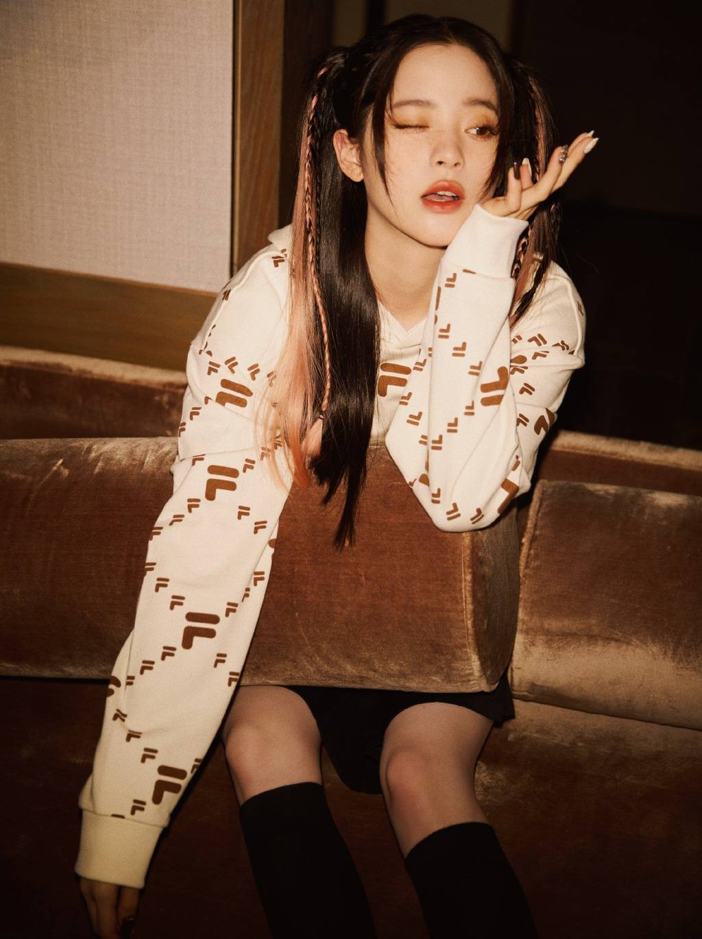 欧阳娜娜最新写真曝光 粉色挑染双马尾造型甜美俏皮