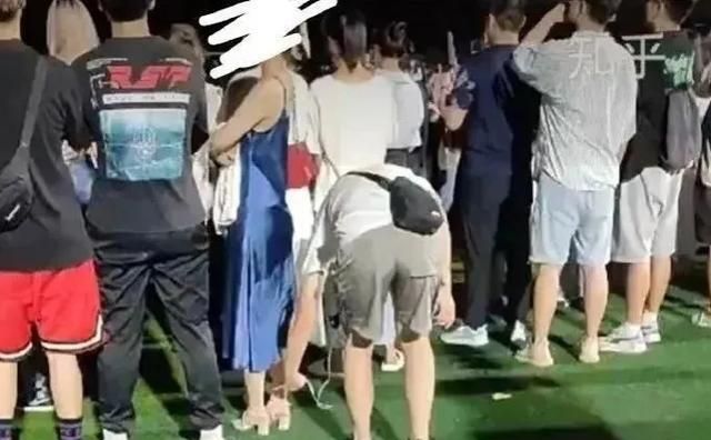 男扮女装进浴室,无耻偷拍被拘留,是心理疾病还是以此牟利?休闲区蓝鸢梦想 - Www.slyday.coM