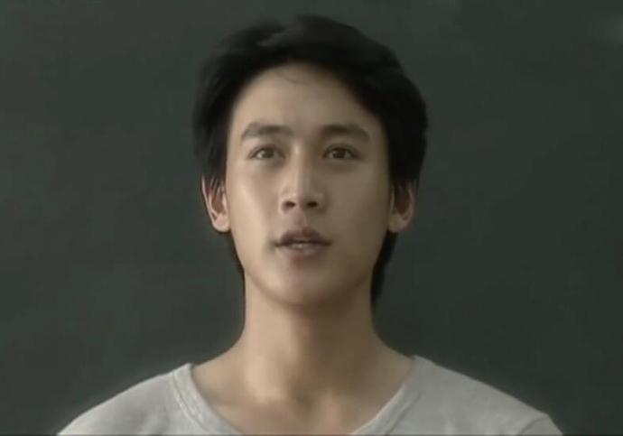 陆毅是童星出道,5岁就已经有了触电经历,拍摄《永不瞑目》时他大学