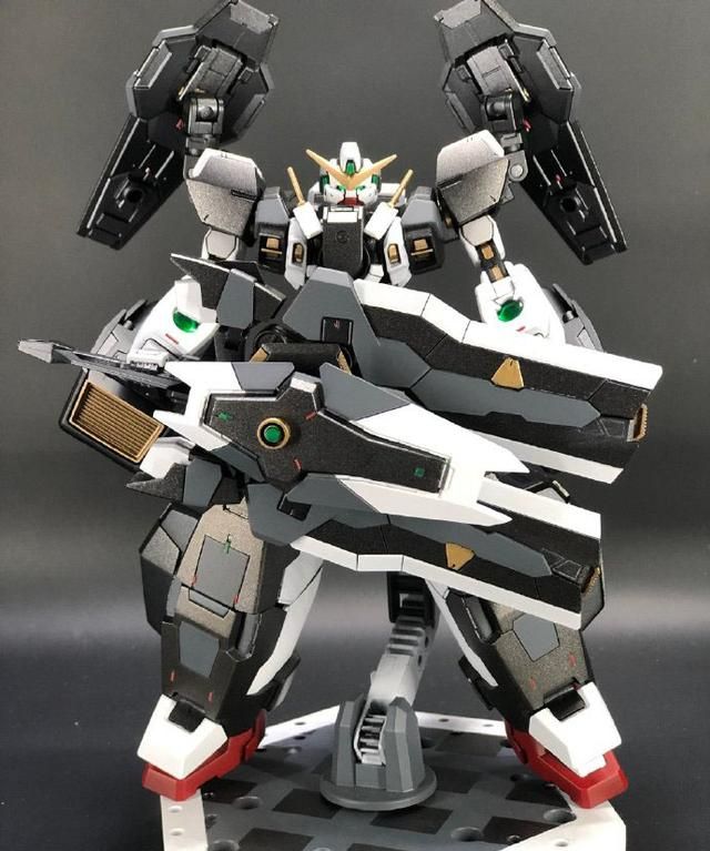 看似短剑打开之后可以还原大剑形态,手拿大剑的核心德天使高达模型