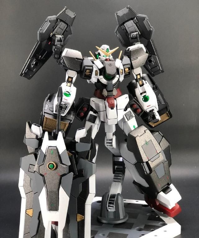 看似短剑打开之后可以还原大剑形态,手拿大剑的核心德天使高达模型