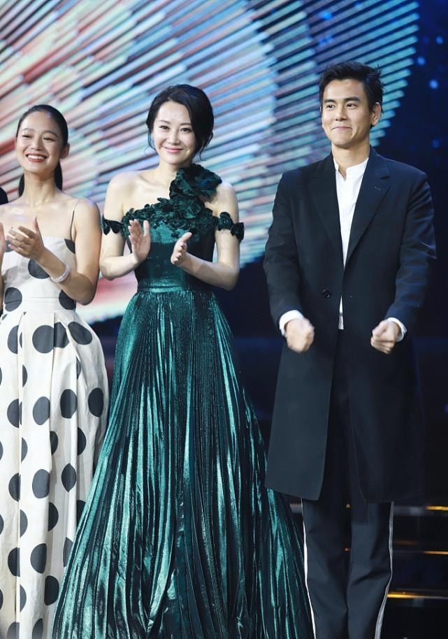 周韵许晴穿礼裙同框看出差别差9岁却似同龄人好气质是天生的