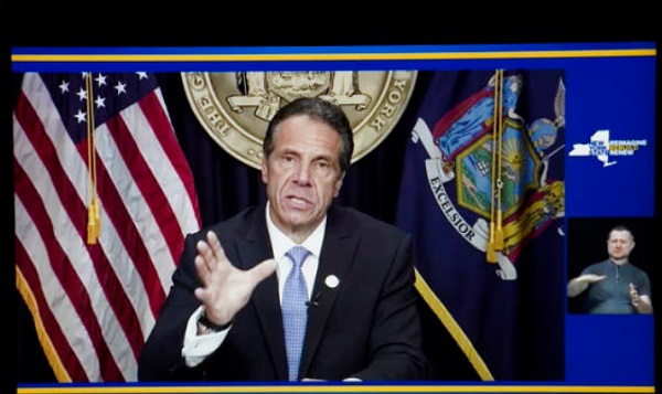 这是8月10日在美国纽约拍摄的纽约州州长安德鲁·科莫发表讲话的视频