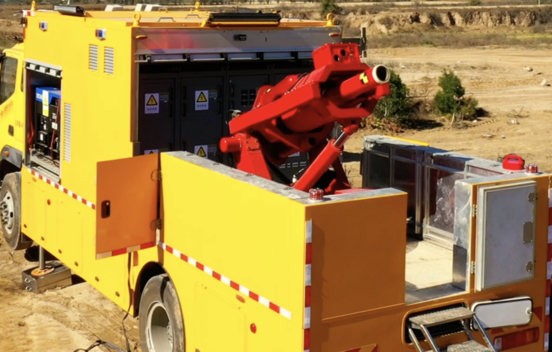 120毫米迫击炮它长的有点像电磁炮是森林消防的利器在试验场进行试验