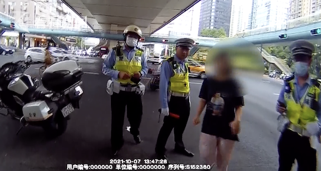 粗心父亲逛街弄丢2岁女儿 交警叔叔充当临时奶爸休闲区蓝鸢梦想 - Www.slyday.coM