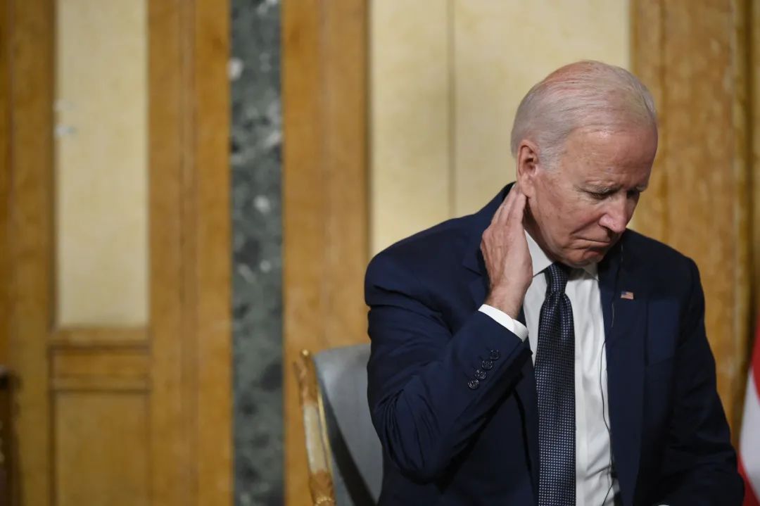 美国总统拜登在意大利罗马与法国总统马克龙举行了会晤,拜登低头丝技