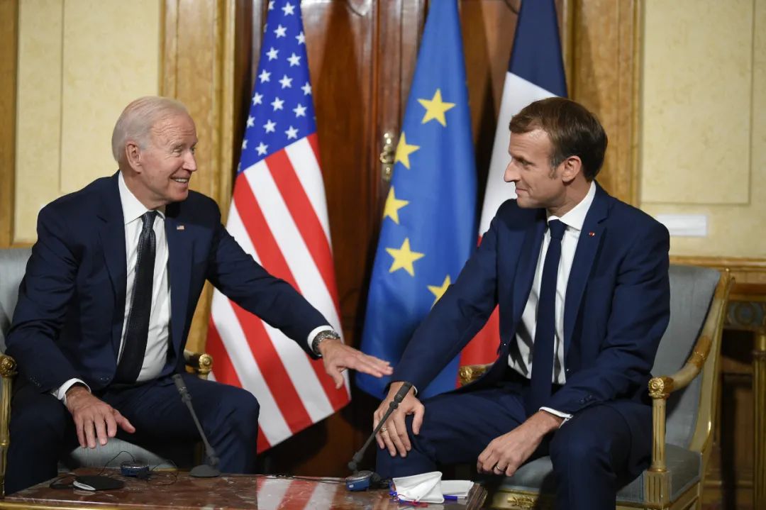当地时间2021年10月29日，意大利罗马，美国总统拜登在意大利罗马与法国总统马克龙举行了会晤。这是双方在“潜艇危机”后进行的首次会见。图/IC photo
