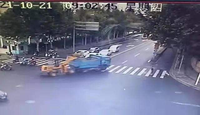 拘留 自行牵引故障车 肇事后竟还逃逸 肇事 逃逸 新浪新闻