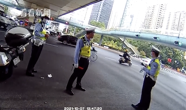 粗心父亲逛街弄丢2岁女儿 交警叔叔充当临时奶爸休闲区蓝鸢梦想 - Www.slyday.coM