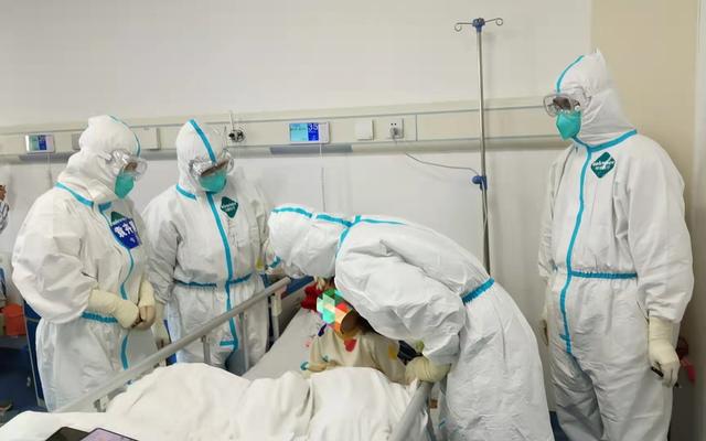 在宁夏新冠肺炎救治定点医院，医护人员正在查房。（受访者供图）