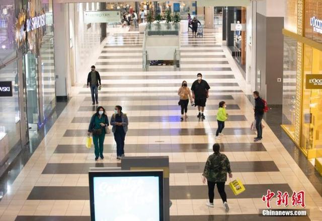 资料图：顾客在美国加州旧金山一家商场内购物。中新社记者 刘关关 摄