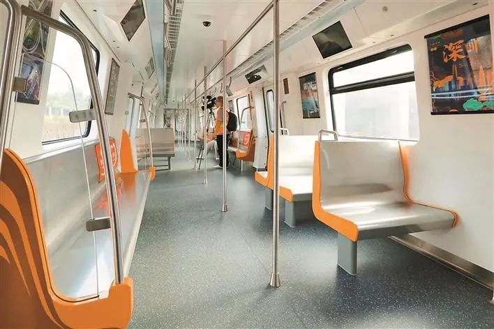 车厢内设置横向座椅,并配有无线充电装置.(深圳晚报记者 张焱焱 摄)