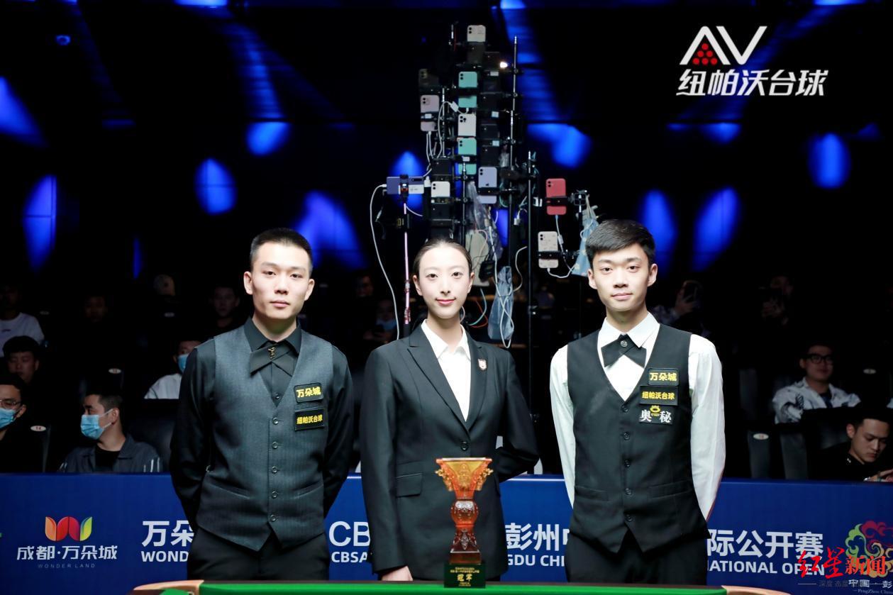 正文  贾浩晨今年25岁,来自山西,比他小一岁的李英东是宁夏人.