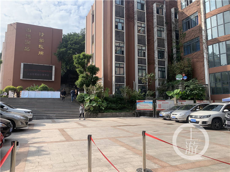 下午2点左右,江北区蜀都小学考点外,多家培训机构工作人员向正在准备