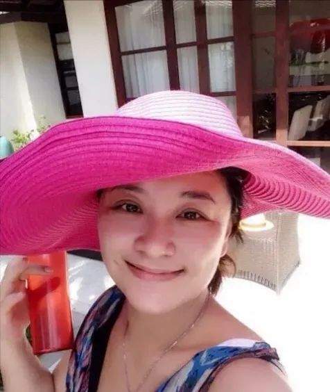 辛酸的贾玲母亲去世后姐姐供她9年姜昆和恩师冯巩助她成名