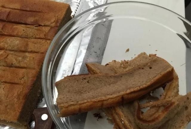 二胎宝妈给娃买蛋糕边角料,被嘲笑：孩子身上的自卑就是这么来的休闲区蓝鸢梦想 - Www.slyday.coM