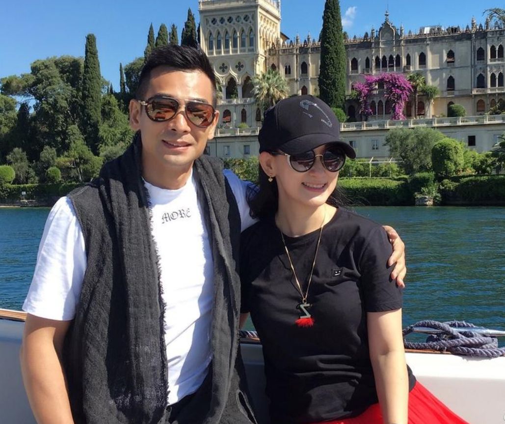 赵文卓两口子合体同穿一身黑还挺有夫妻相老婆穿短裙不像41岁
