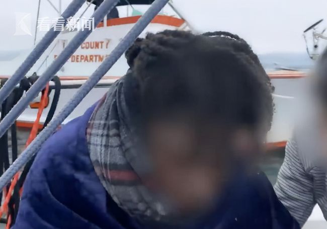 赤裸女子在海中遇险12小时,海豚引导船只救人,海豚为啥会救人?休闲区蓝鸢梦想 - Www.slyday.coM 赤裸女子在海中遇险12小时,海豚引导船只救人,海豚为啥会救人?休闲区蓝鸢梦想 - Www.slyday.coM