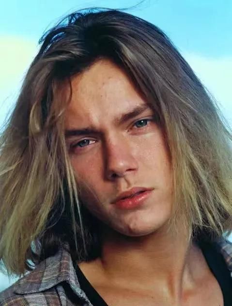 这个人,就是好莱坞90年代最闪耀的巨星——瑞凡·菲尼克斯.