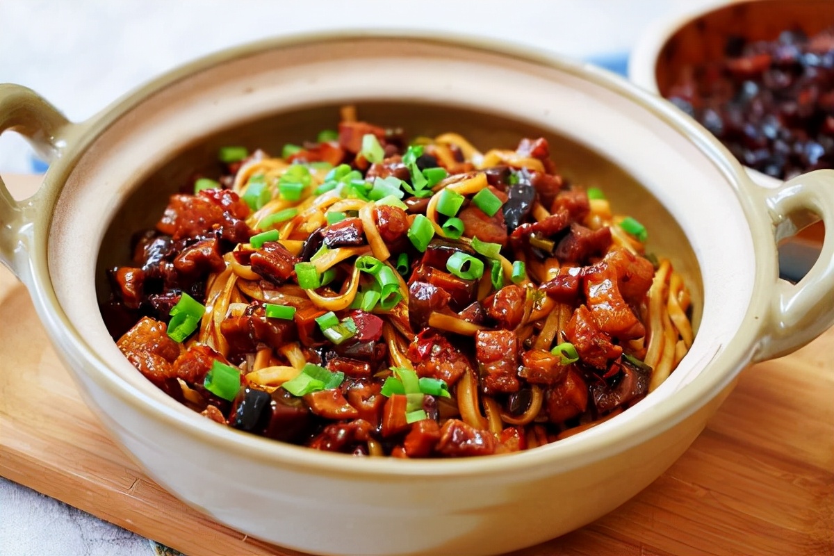 分享正宗的香菇肉丁酱做法拌面拌饭都不错味道确实香