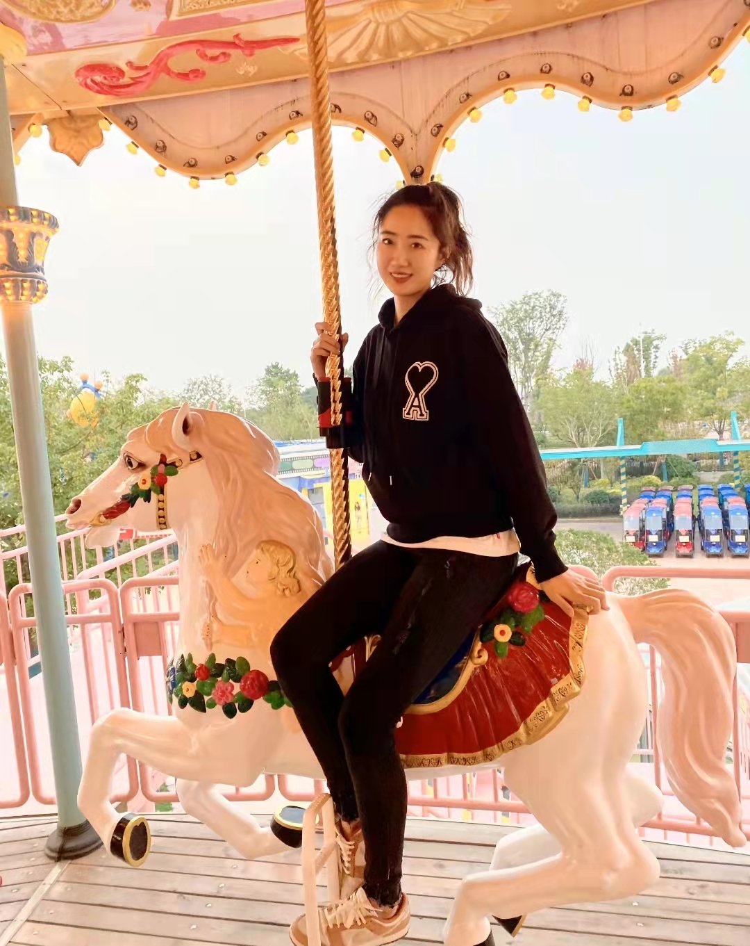 1米95张常宁有了女伴,和1米93王辰玥,共游欢乐谷!