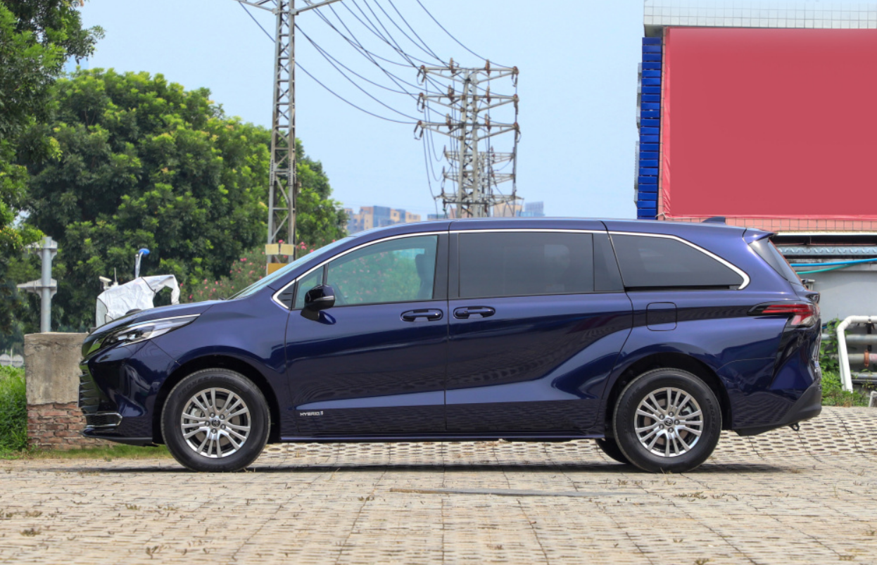 刚上市的丰田赛那SIENNA，对比别克GL8、大众威然，怎么选？