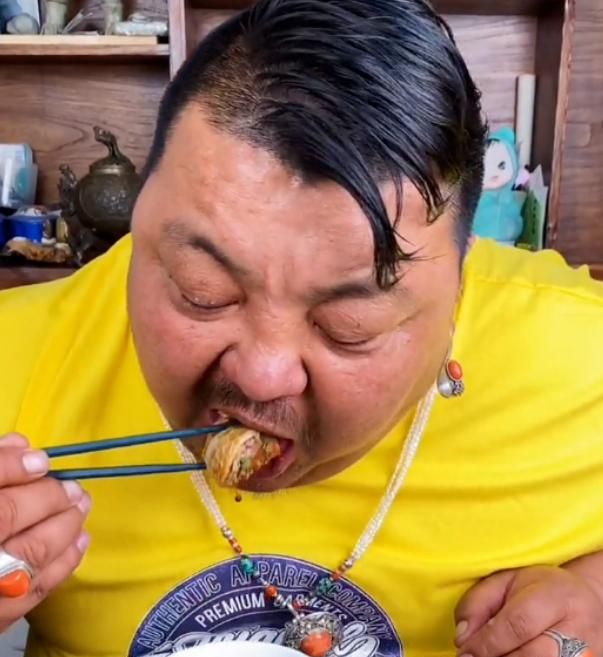 400斤大胃王恩克营养过剩,眼部长满"脂肪粒",网友:有点恶心