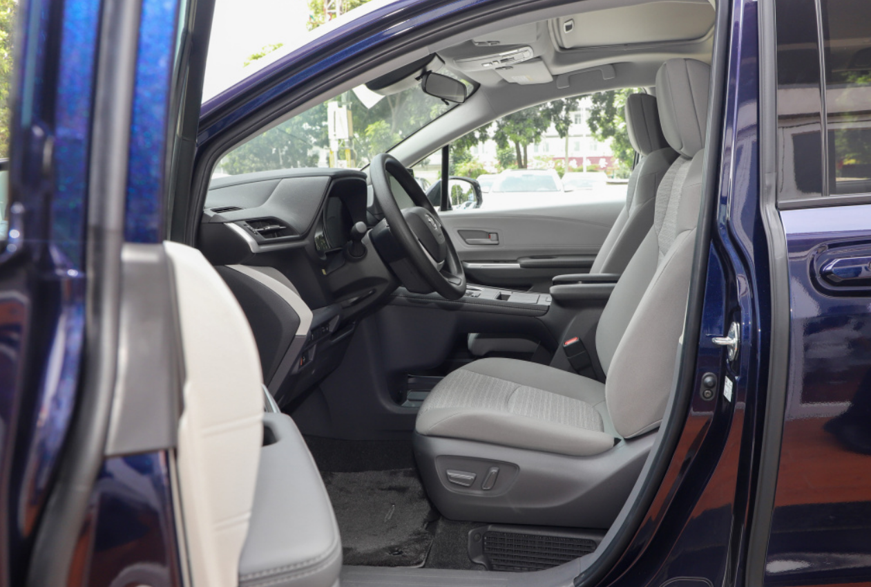 刚上市的丰田赛那SIENNA，对比别克GL8、大众威然，怎么选？