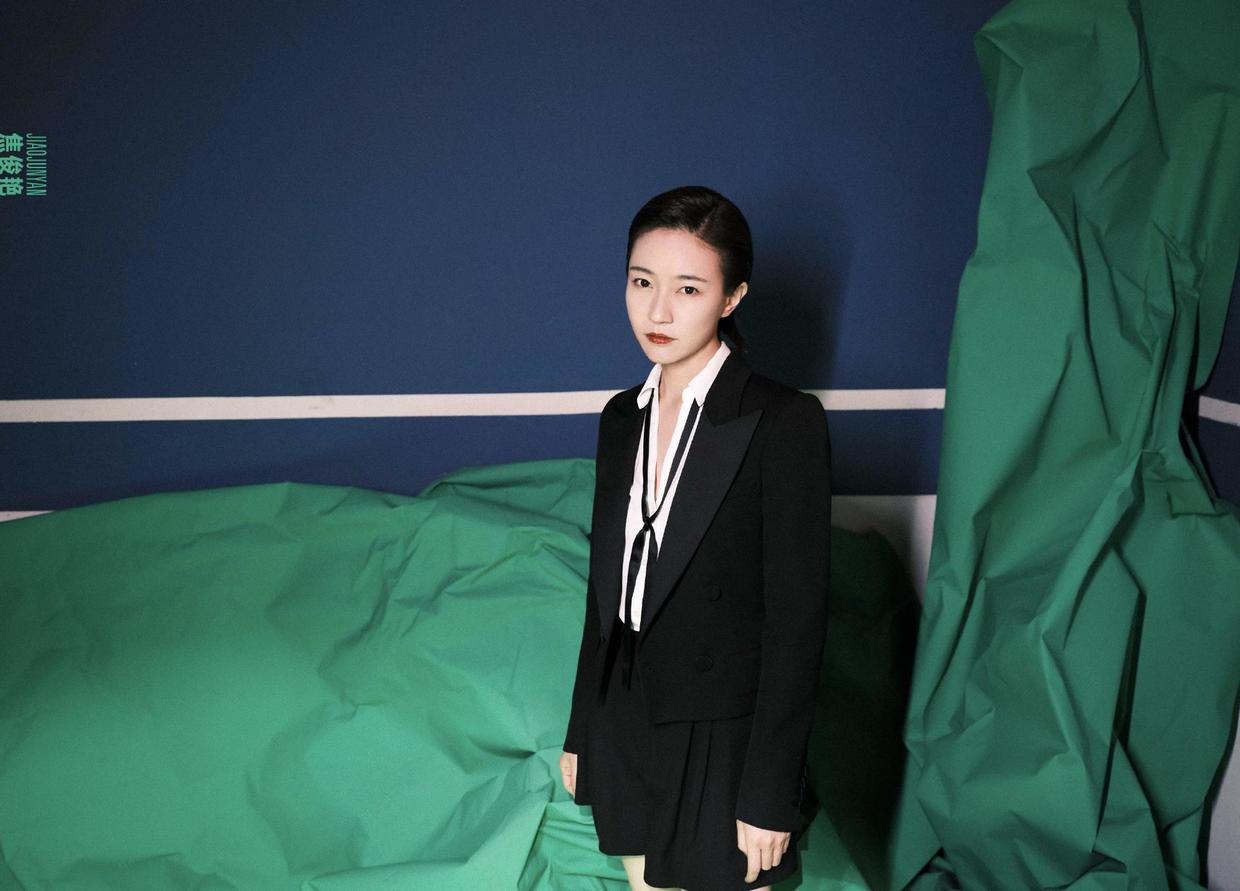 焦俊艳好有帅气感穿黑西装配短裤又美又飒衣品不错气质不俗