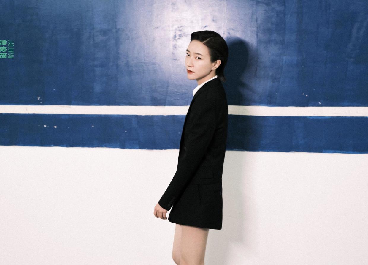 焦俊艳好有帅气感穿黑西装配短裤又美又飒衣品不错气质不俗