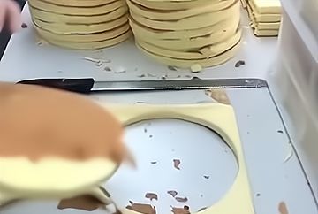 二胎宝妈给娃买蛋糕边角料,被嘲笑：孩子身上的自卑就是这么来的休闲区蓝鸢梦想 - Www.slyday.coM