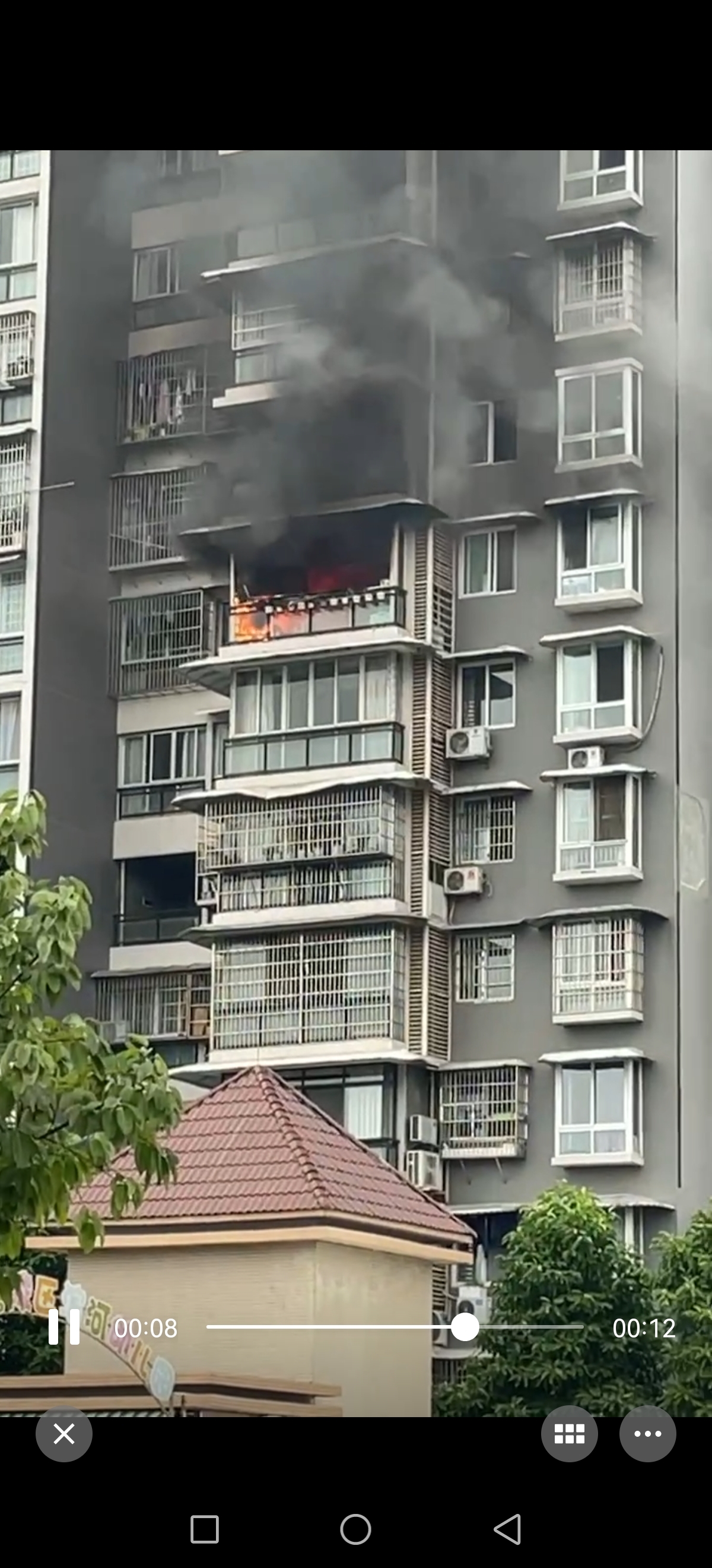 南充嘉陵一小区发生火灾,火势较大