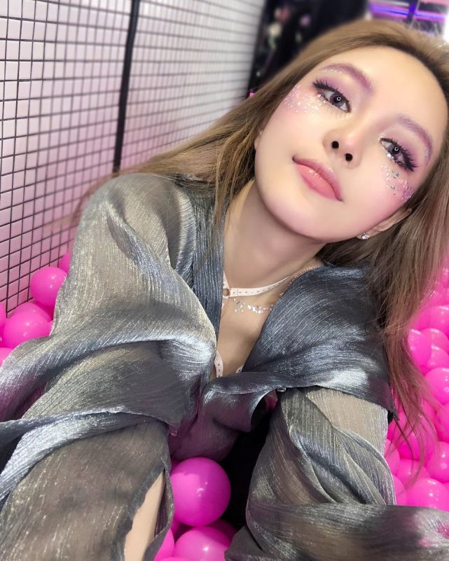 周扬青怒斥店员八卦前男友后,晒多张儿时照片被赞和现在很像休闲区蓝鸢梦想 - Www.slyday.coM 周扬青怒斥店员八卦前男友后,晒多张儿时照片被赞和现在很像休闲区蓝鸢梦想 - Www.slyday.coM