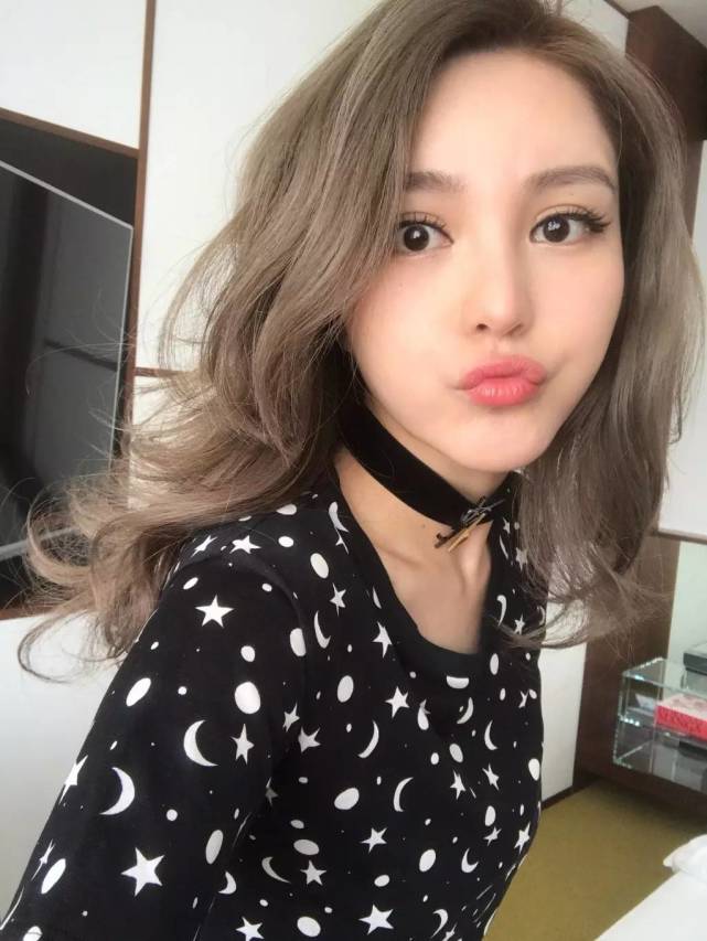 周扬青怒斥店员八卦前男友后,晒多张儿时照片被赞和现在很像休闲区蓝鸢梦想 - Www.slyday.coM 周扬青怒斥店员八卦前男友后,晒多张儿时照片被赞和现在很像休闲区蓝鸢梦想 - Www.slyday.coM