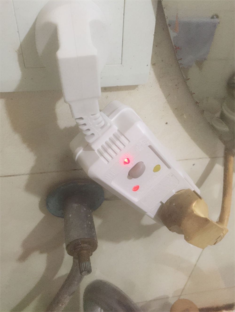 东莞女子洗澡触电身亡，家属起诉房东和厂家索赔150万，法院判了休闲区蓝鸢梦想 - Www.slyday.coM