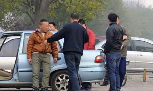 男子遭4人围殴,持刀反击导致对方3人受伤,这算是正当防卫吗?休闲区蓝鸢梦想 - Www.slyday.coM 男子遭4人围殴,持刀反击导致对方3人受伤,这算是正当防卫吗?休闲区蓝鸢梦想 - Www.slyday.coM