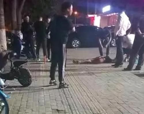 男子遭4人围殴,持刀反击导致对方3人受伤,这算是正当防卫吗?休闲区蓝鸢梦想 - Www.slyday.coM 男子遭4人围殴,持刀反击导致对方3人受伤,这算是正当防卫吗?休闲区蓝鸢梦想 - Www.slyday.coM