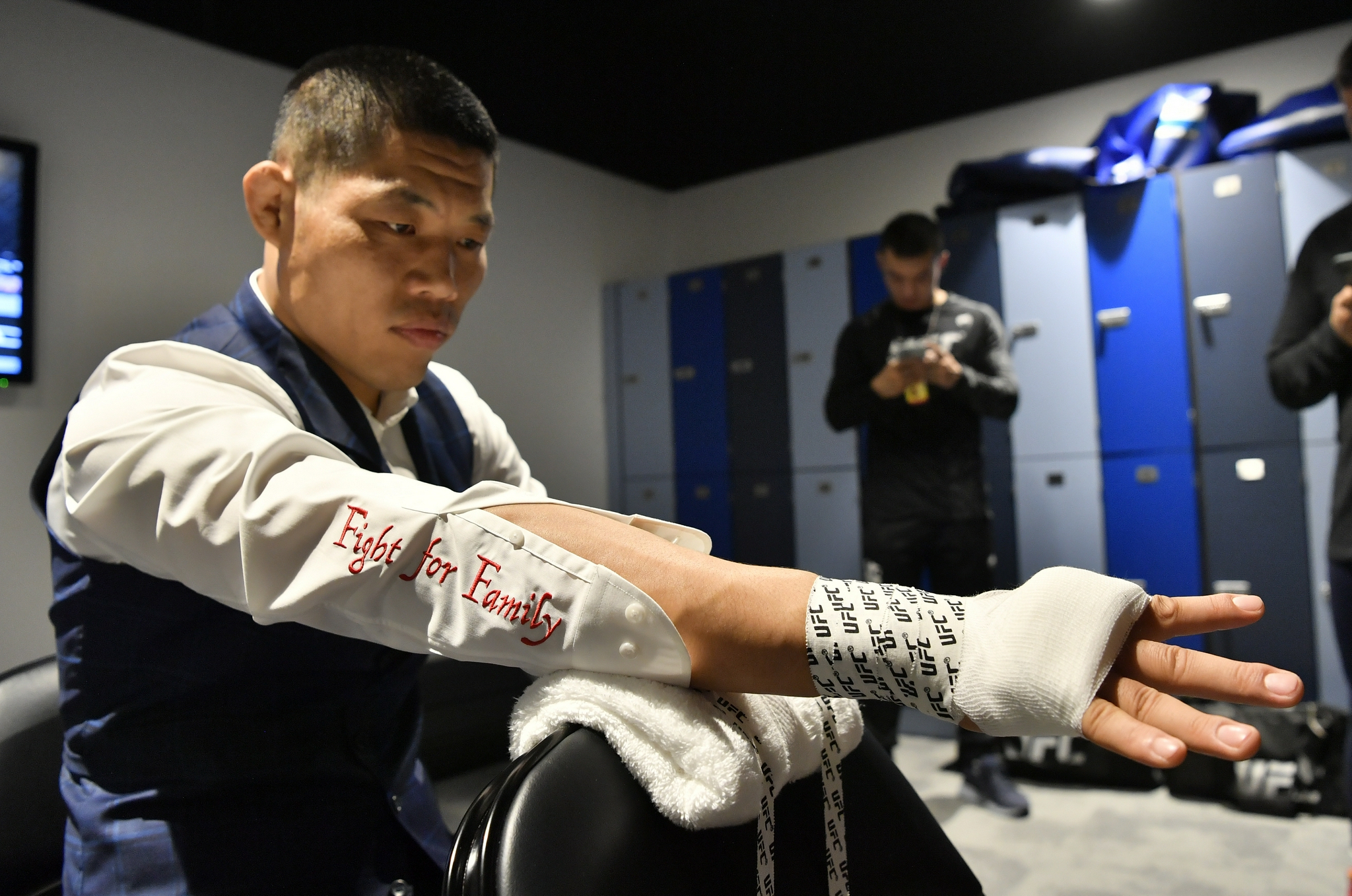 首回合脆败奇马耶夫但33岁的李景亮依旧顽强