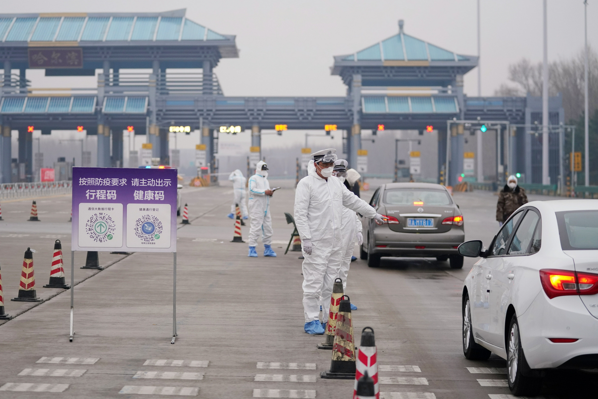 新华社记者 王建威 摄10月31日,在哈尔滨一出城口,交警将未能提供48