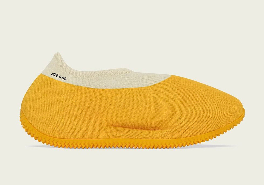 发售的 adidas yeezy knit runner,怪异造型被众多网友称为 "香蕉鞋"