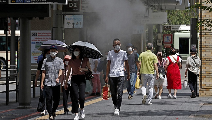 2021年8月20日，日本京都，民众戴口罩步行街头。图片来源：视觉中国