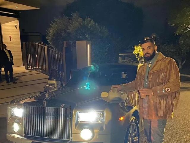 他收到的最特别的礼物是朋友送了他一辆drake在2007年租来的劳斯莱斯