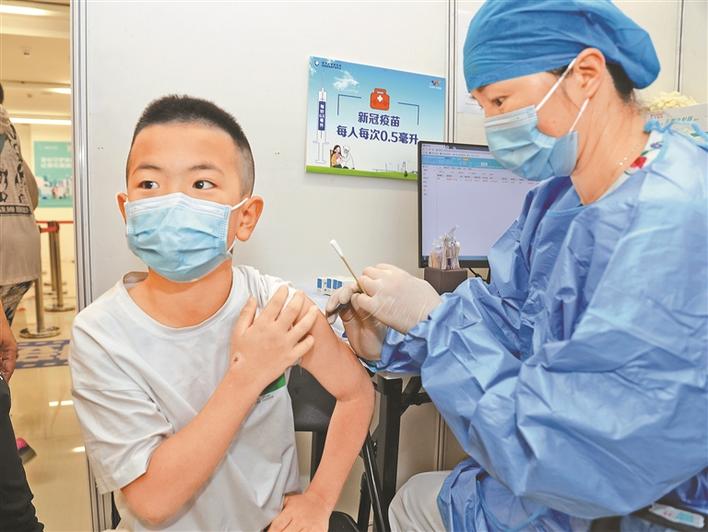 深圳3至11岁儿童开打疫苗 学生接种时监护人需全程陪护