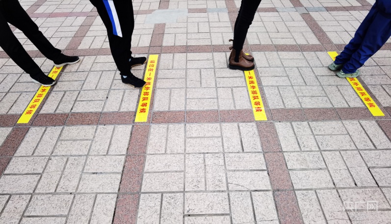 严格执行一米线等候(央广网记者张海东摄)