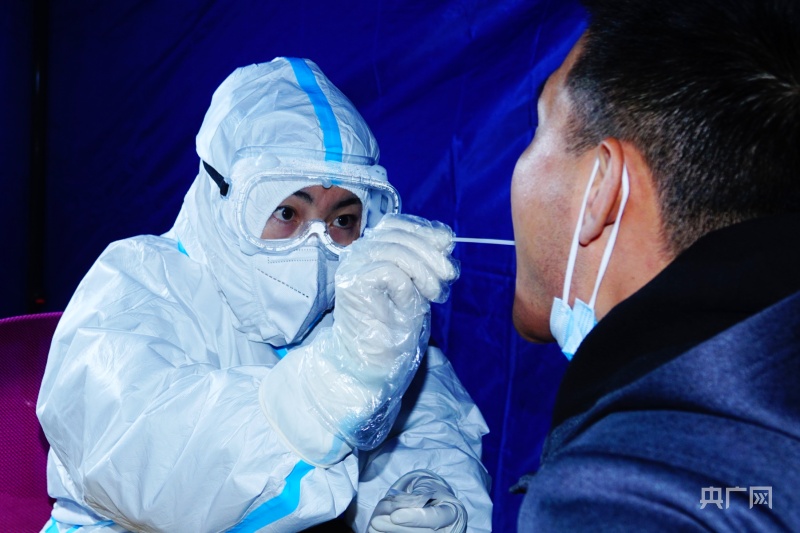 医务工作者认真为市民做核酸采集(央广网记者张海东摄)
