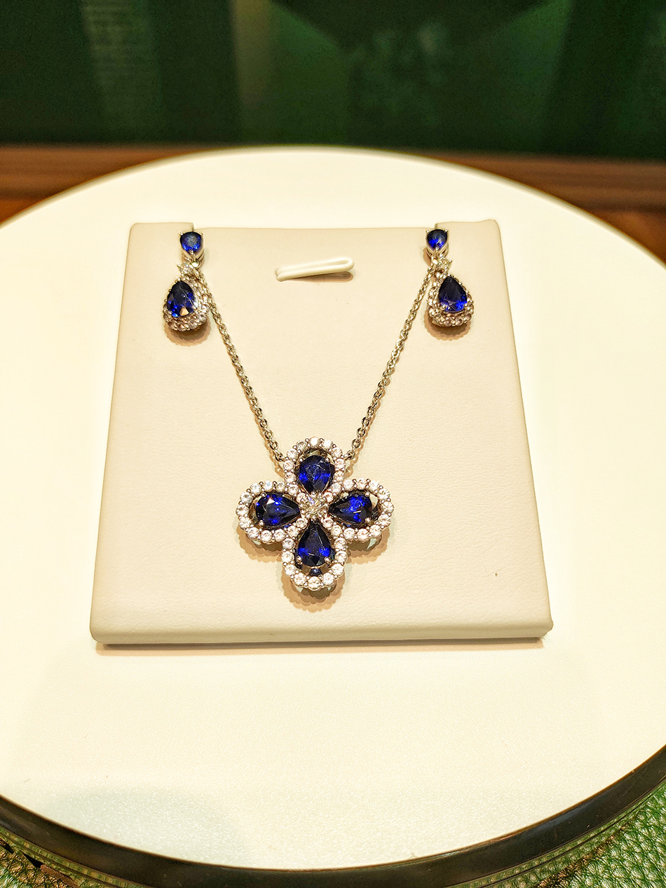 设计灵感来自于国家会展中心四叶草造型的蓝宝石四叶草项链、耳坠三件套将在巴基斯坦家族珠宝品牌WINZA彣莎展台全球首发 受访者 供图