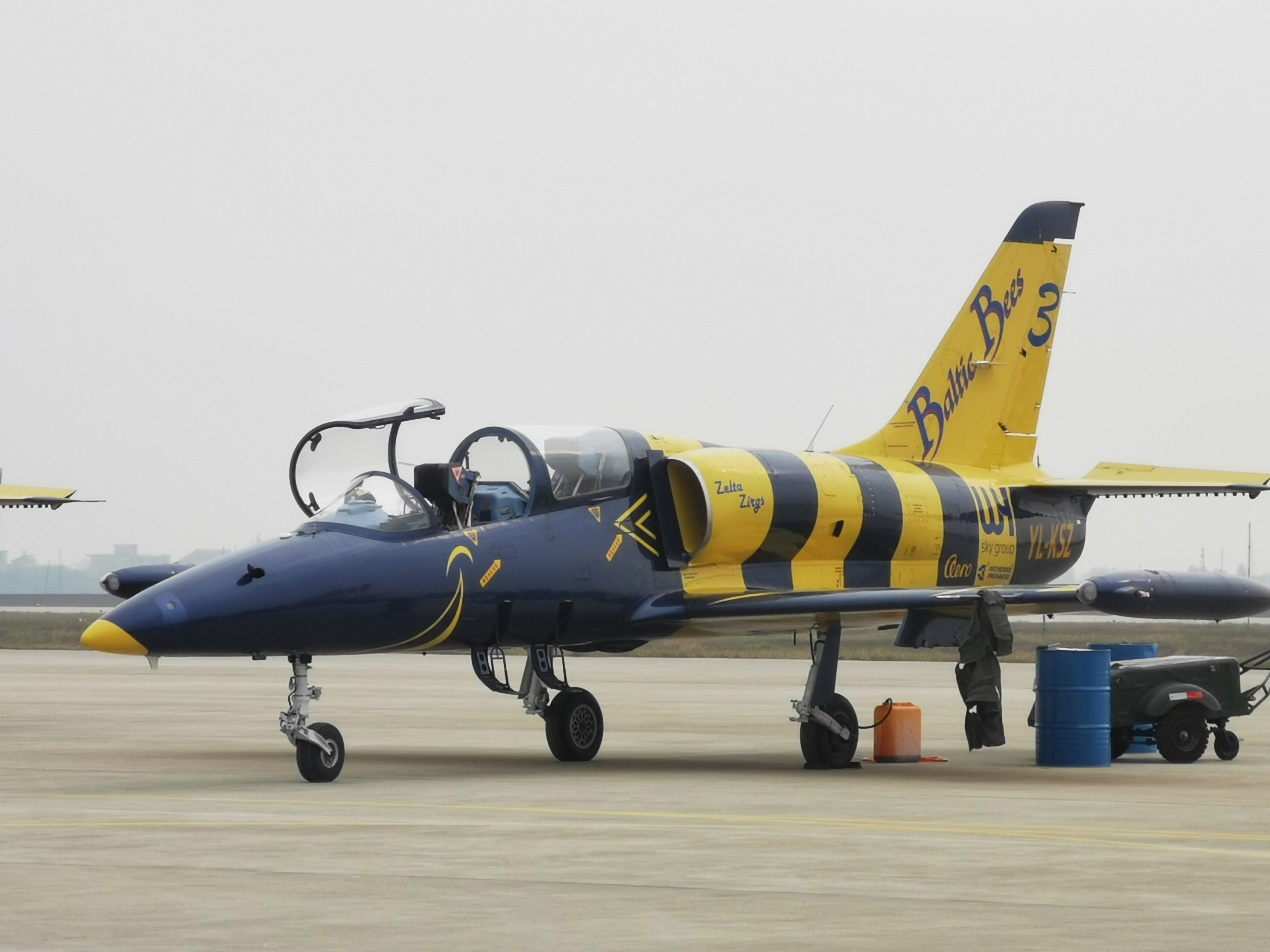 对话波罗的海蜜蜂飞行表演队期待体验中国l15高级教练机