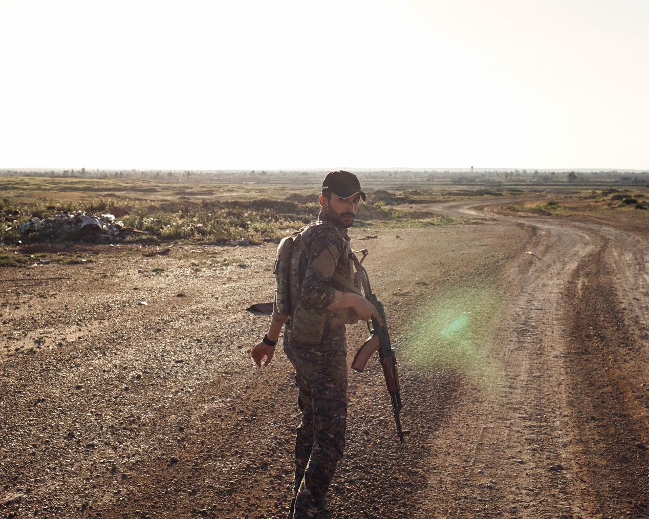 叙利亚代尔祖尔,持枪的士兵.